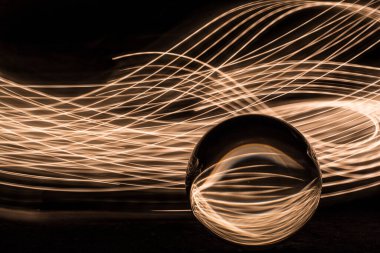 Eine Glaskugel und Lichter