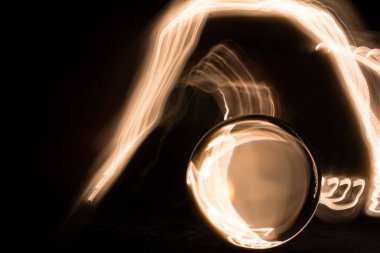 Eine Glaskugel und Lichter