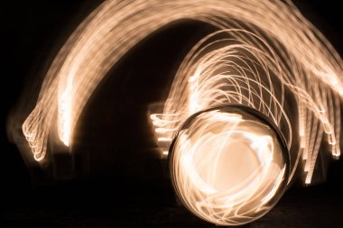 Eine Glaskugel und Lichter