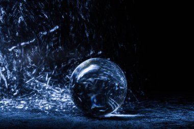 Eine Glaskugel und Lichter