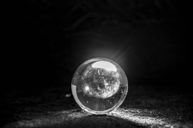 Eine Glaskugel und Lichter