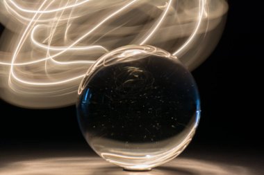 Eine Glaskugel und Lichter