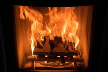 Einen ofen zum heizen 'de feuer