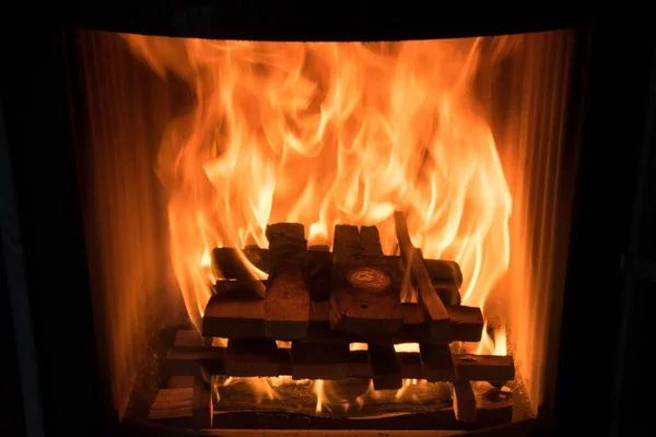 Einen ofen zum heizen 'de feuer