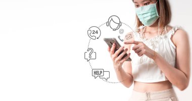 Bir bayan, satış sonrası hizmetler için ikonlar içeren bir operatör sembolünü işaret ediyor. Müşteri memnuniyeti iletişim kanalı