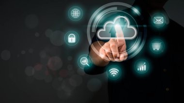 Bulut bilgisayarı ve teknoloji sembolleri elle dokunulmuş bilgi grafikleridir. Bulut teknolojisi internet bankacılığı, şifreler ve alışveriş gibi yaşam tarzı ve hassas bilgileri toplar.