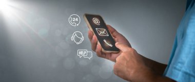 Bir adam, satış sonrası hizmetler için simgelerle bir operatörün sembolünü işaret ediyor. Müşteri memnuniyetinin iletişim kanalı