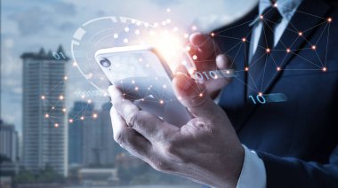 Küresel ağ bağlantısı olan cep telefonu kullanan bir adamın teknolojisi, yeniliği ve iletişim konsepti.