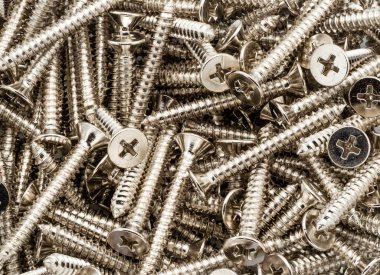 Çelik çiviler, metal vidalar, demir vidalar, krom vidalar, arka plan olarak vidalar, tahta vidalar.