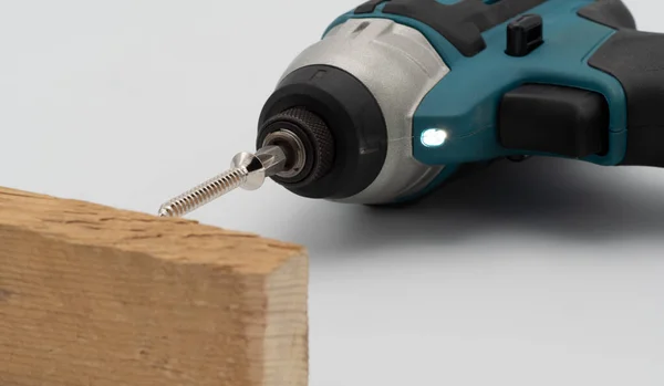 Banco Trabalho Madeira Maciça Carpinteiro Usa Uma Chave Fenda Elétrica — Fotografia de Stock