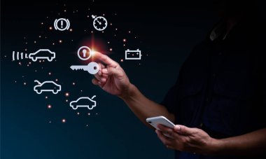 Adamın biri araba tabelasının simgesini işaret ediyor ve akıllı telefonunu araba tamirhanesiyle bağlantı kurmak için kullanıyor. Akıllı telefon uygulaması kullanarak.