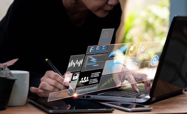 İş analizi, çözüm ve planlama kavramı bir iş kadını ve finans analisti bir bilgisayar tableti üzerinde çalışır, satış verilerini ve ekonomik büyüme grafiğini inceler..