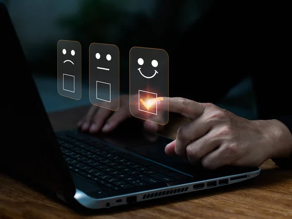 Ein Mann Wählt Mit Dem Laptop Ein Smiley Emoticon Aus — Stockfoto