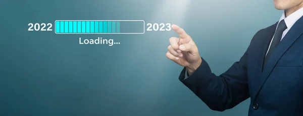 사업가가 다운로드 측정기로 녹화하여 2022 2023 년으로바꾸었습니다 — 스톡 사진