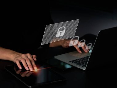 İş kadını dizüstü bilgisayarında antivirüs koruması altında çalışıyor. Siber güvenlik, iş, teknoloji, internet ağı, yazılım geliştirme, dijital veri koruma fikri,