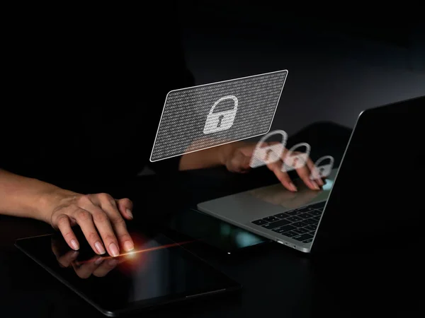 Affärskvinna Arbetar Bärbar Dator Med Antivirus Popup Skydd Cybersäkerhet Företag — Stockfoto