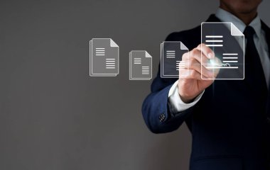 Bir işadamı sanal ekranda sanal bir not defterine kalemle bir e-belge imzalar. E-imza, elektronik imza, belge yönetimi ve kağıtsız ofis fikri..