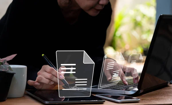 Bir iş kadını dijital tablette bir e-belge imzalamak için bir kalem faresi kullanır. E-imza, elektronik imza, belge ve kağıtsız ofis kavramı olarak da bilinir..