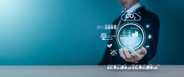 Dairesel ekonomi kavramı. Bir avuç içinde, içinde yuvarlak ekonomi amblemi olan bir küre. Kurumsal büyüme için dairesel ekonomi ve yeniden kullanım ve yenilenebilir malzeme kaynakları için tasarım