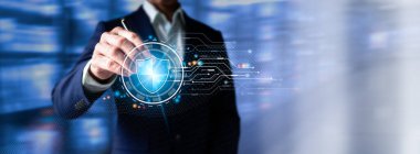 Veri güvenliği ve siber güvenlik bir işadamı sanal ağ bağlantısı yoluyla ticari ve mali verileri güvence altına alır. Siber güvenliğe yenilikçi teknik yaklaşımlar.