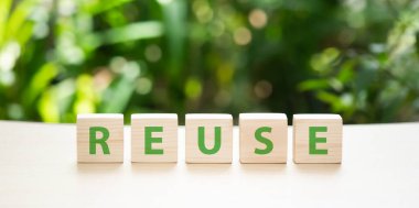 Yenile, yeniden kullanılabilir, geri dönüşüm işaretleri seti, farklı yeşillerin geri dönüşümü, simgeleri restore etmek, yeniden kullanılabilir, ekolojik, sürdürülebilir, bilinçli tüketim, tahta küpte uçak stili kavramının güncellenmesi.