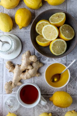 Limon, çay ve zencefilli bir kaşık bal.