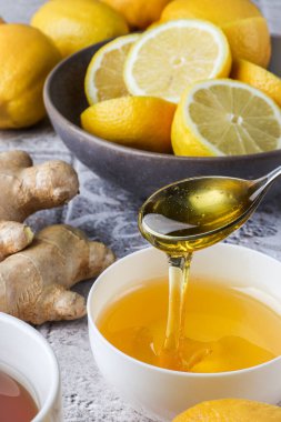Limon, çay ve zencefilli bir kaşık bal.