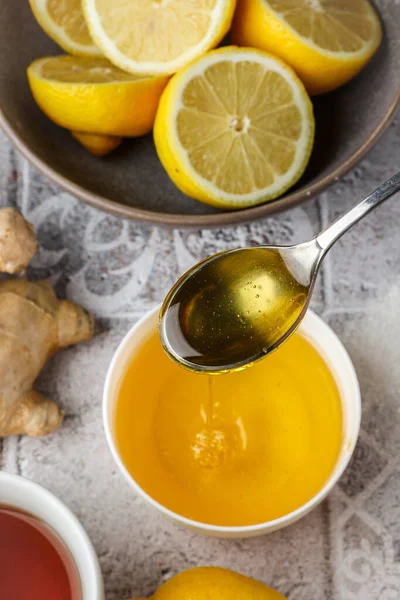 Limon, çay ve zencefilli bir kaşık bal.