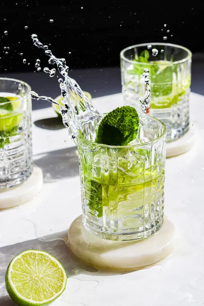 Sulu mojito kokteyli.