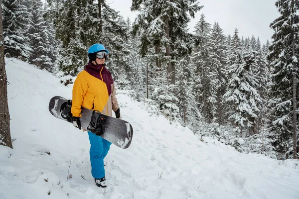 冬のスポーツやレクリエーション、レジャー屋外活動。スキー用具の男は、安全眼鏡をかけて。マウンテンでのスノーボーダーマンハイキング. — ストック写真