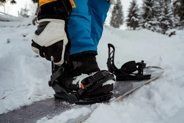 Mens buty i snowboard freerider w górach. Sporty zimowe, wypoczynek na świeżym powietrzu — Zdjęcie stockowe