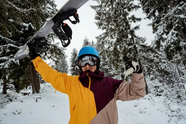 スキー用具の男は、安全眼鏡をかけて。冬のスポーツへの冒険。マウンテンでスノーボーダーの男ハイキング。フリーライドする粉末を探しています — ストック写真