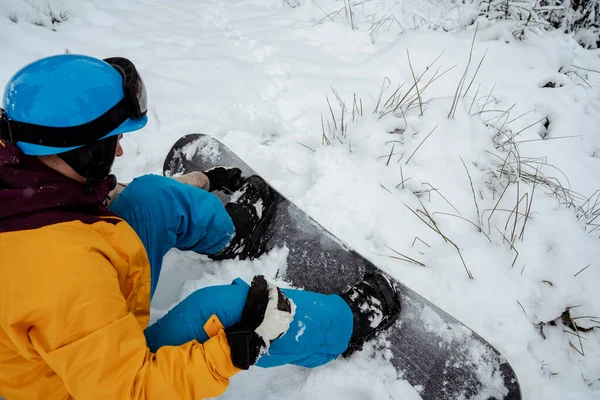 Snowboardzista siedzący samotnie w śniegu, górski odkryty, sporty zimowe. — Zdjęcie stockowe