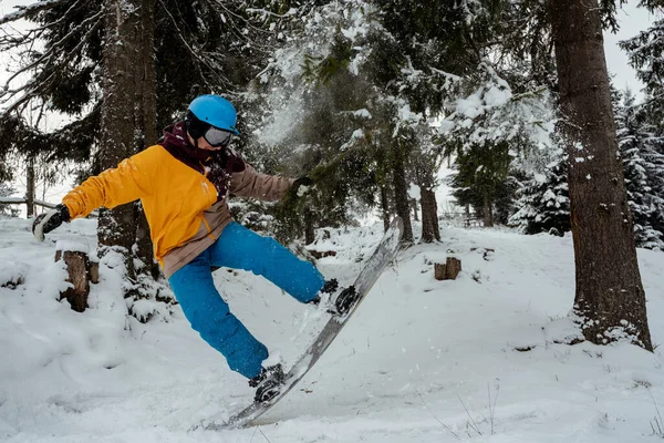 Eventyr til vinter sport. Snowboarder mand vandreture på bjerget. Leder du efter pulver til freeride - Stock-foto