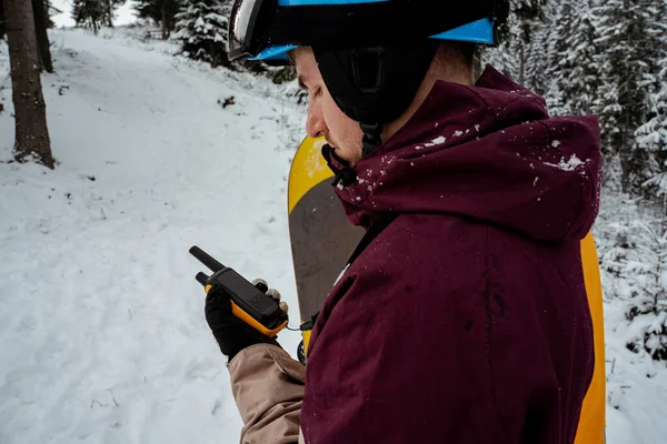 Homem de equipamento de esqui, a usar óculos de segurança com walkie-talkie. À procura de pó para freeride — Fotografia de Stock