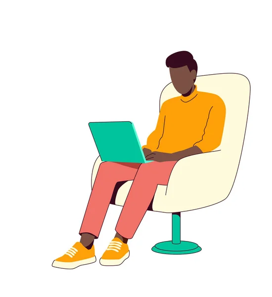 Homem negro em roupa casual sentado em cadeira confortável e navegando ou trabalhando em laptop em suas voltas. Tipos de caracteres masculinos no teclado com computador, funciona remotamente. Pessoa é freelancer no laptop —  Vetores de Stock