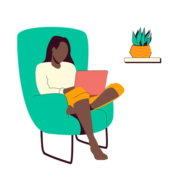 Mulher negra está sentada em cadeira moderna trabalhando no laptop. Trabalho remoto de casa. Freelancer. Conceito de home office. Interior bonito do quarto. ilustração estilo cartoon minimalista. —  Vetores de Stock