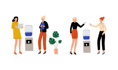 Su dağıtıcısının yanında duran ve iş vektörü setini tartışan kadın ofis çalışanı