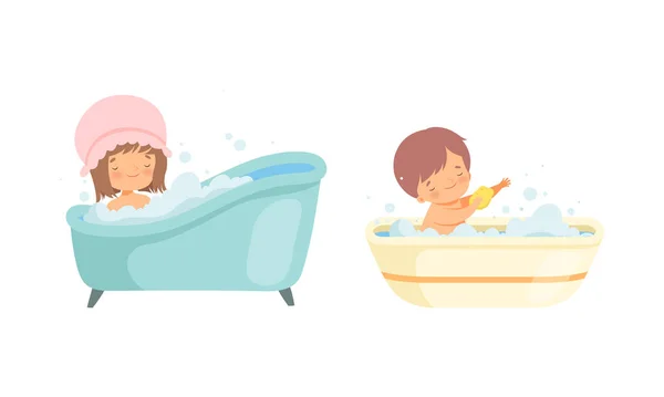 Niña y niño en bañera con espuma salpicadura y baño conjunto de vectores — Vector de stock