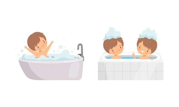 Pequeño niño en bañera con espuma salpicadura y baño conjunto de vectores — Vector de stock