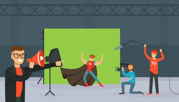 Stüdyoda Yeşil Arkaplan Karşısında Süper Kahraman Kostümlü Adam ve Kameraman Televizyon Programında Çekim Yapıyor — Stok Vektör