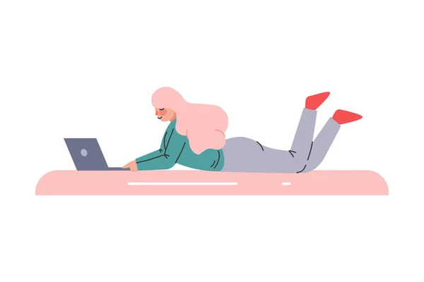 Νεαρή γυναίκα ξαπλωμένη με το lap-top που ασχολούνται με την ελεύθερη εργασία διανυσματική εικονογράφηση — Διανυσματικό Αρχείο