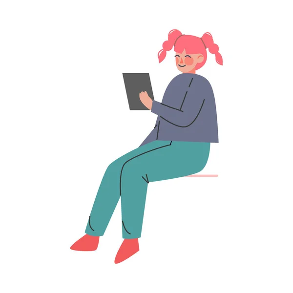 Mujer joven sentada con Tablet PC Vector Ilustración — Archivo Imágenes Vectoriales