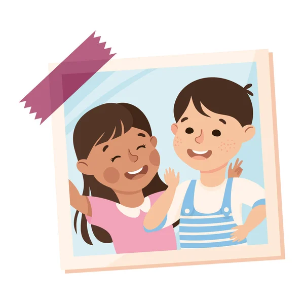 Feliz niño y niña en la tarjeta de fotos o instantánea pegado en la pared Vector ilustración — Vector de stock