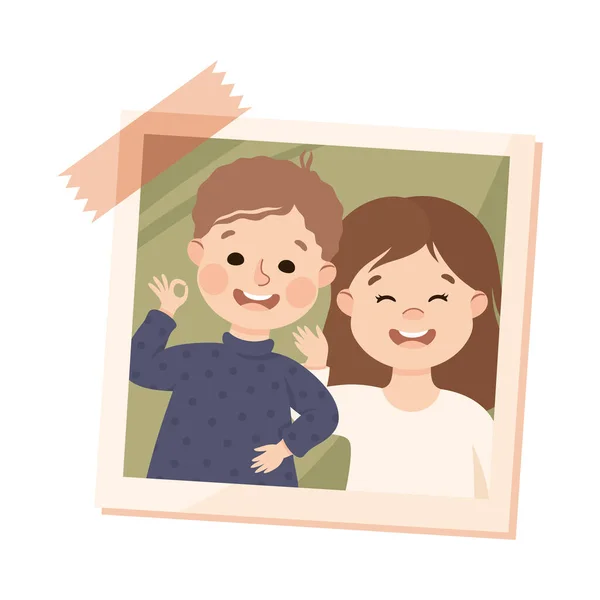 Feliz niño y niña en la tarjeta de fotos o instantánea pegado en la pared Vector ilustración — Archivo Imágenes Vectoriales