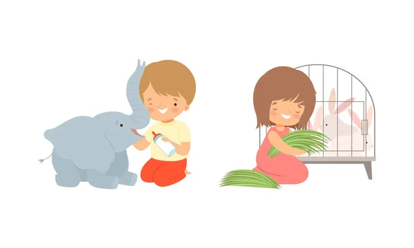 Lindo niño y niña interactuando con animales en el conjunto de vectores del zoológico de mascotas — Vector de stock