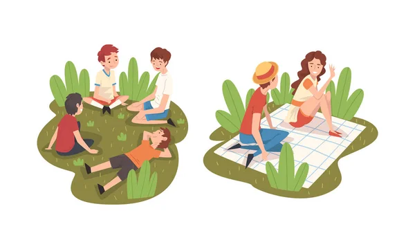 Personnage ayant pique-nique dans le parc assis sur la pelouse verte et couverture Parler ensemble vectoriel — Image vectorielle