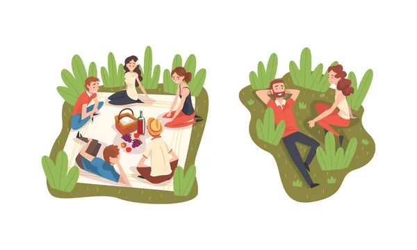 Mensen karakter having picknick in het park zitten op groen gazon en deken praten vectorset — Stockvector