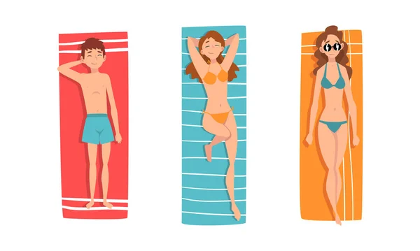 Man en vrouw karakter zonnebaden liggend op deken aan strand of zee kust genietend van hete zomer vector set — Stockvector