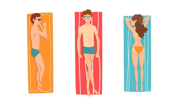 男と女キャラクター海水浴場や海岸でブランケットに寝そべって熱い夏のベクトルセットを楽しむ — ストックベクタ